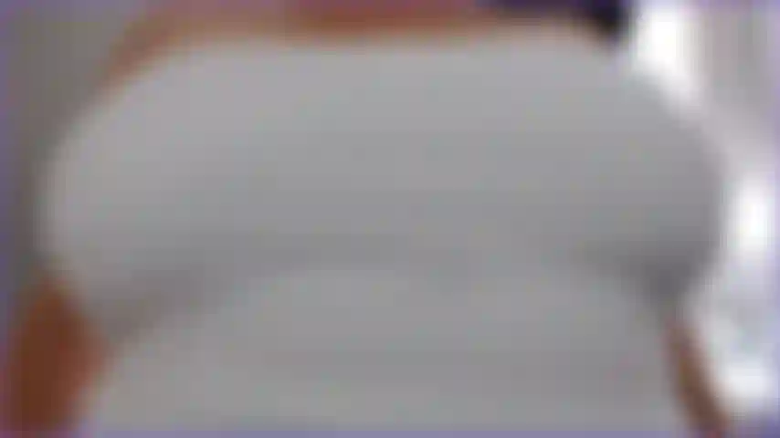 Veja-me tirar esses peitos enormes e flácidos da minha camisa e falar sacanagens com você enquanto mostro meus peitos enormes e cheios de veias.