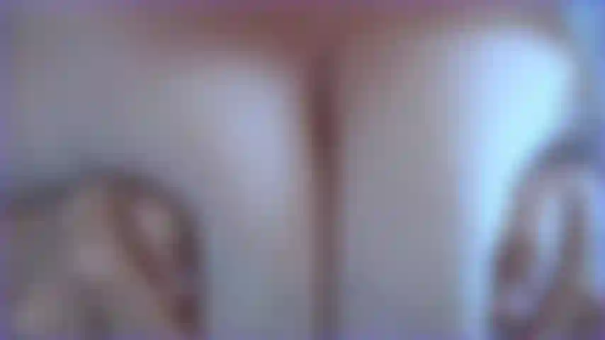 Para as amantes de decotes. Veja meu incrível decote enorme de perto com saliva escorrendo, bem como minha língua comprida lambendo para cima e para baixo seu decote quente brincando com meus seios naturais.