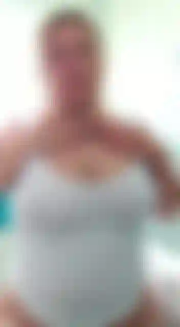 A dona de casa milf excitada quer que você acaricie seu pau enquanto me vê encharcar meus enormes seios milf na banheira, encharcando uma regata branca, deixando-os encharcados para que você possa ver meus mamilos duros.