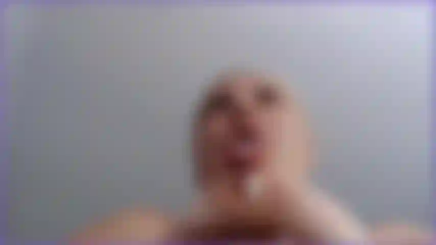 Spit brinca em meus enormes seios naturais. Veja como eu cuspo e encharco meus enormes seios naturais com saliva, por que você não os cobre com seu esperma, veja o cuspe escorrer por todos os meus seios e mamilos.