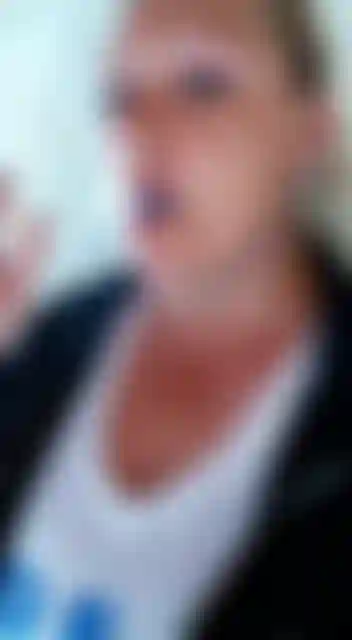 Neste vídeo estou fumando para vocês, vídeo quente para fetichistas fumantes.
