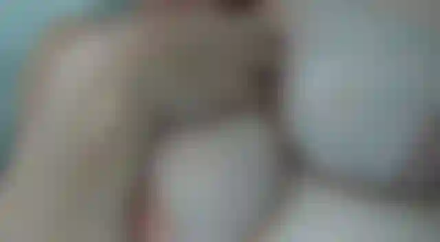 Ensaboando e ensaboando meus enormes seios naturais na banheira. Ensaboo e ensaboo meus enormes naturais deixando-os bem escorregadios, prontos para que seu pau duro e latejante deslize entre eles.