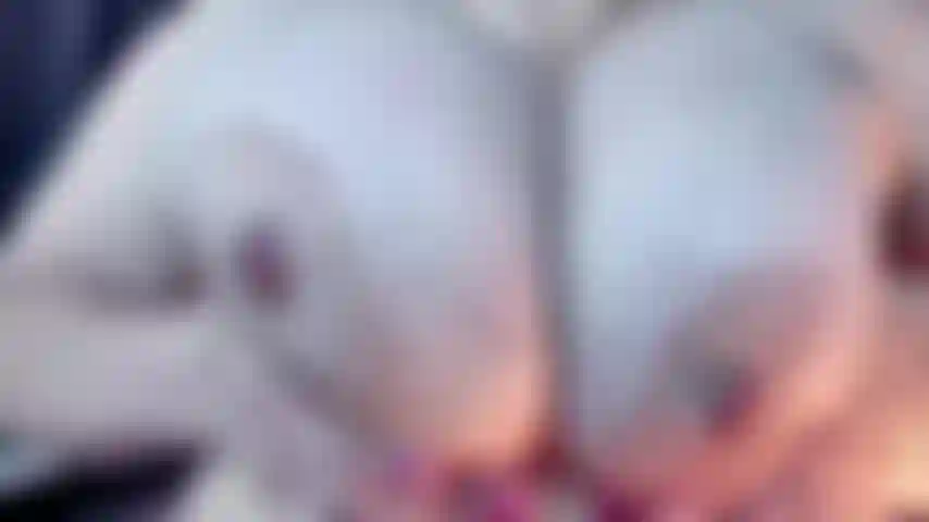 Cuspindo em todos os meus enormes naturais falando sujo enquanto eu digo para você gozar em cima deles com muita saliva neste vídeo.