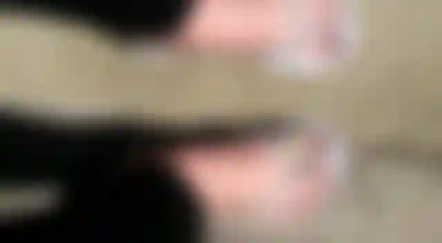 Andando de chinelos para os fetichistas de pés que adoram ver um par de pés sensuais em chinelos.