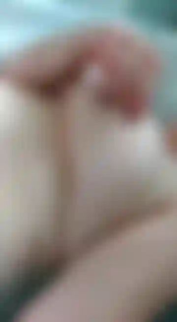 Veja como eu brinco com meus peitos na banheira fazendo-os tremer e pular, vídeo quente para amantes de peitos. Enormes seios naturais maduros para você acariciar.