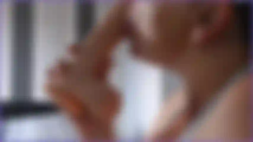 Veja o quanto aguento meu novo vibrador enorme. O maior vibrador que já chupei. Posso aguentar tudo? Venha ver por si mesma. Cuspo enquanto chupo seu pau. Teaser vid.