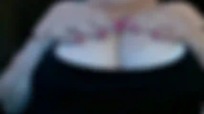 Me veja te provocar com meus enormes seios de milf, vendo como é sexy me assistir enquanto te seduzo com meus enormes seios te falando putaria enquanto faço isso. Quer gozar todo em cima deles?