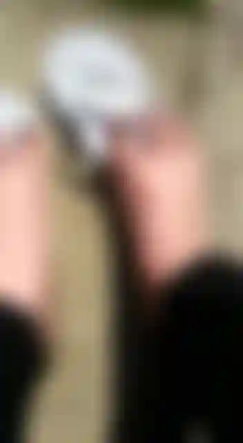 Pés próximos ao sol, veja meu anel e esmalte brilhando enquanto você adora meus lindos pés maduros, quer mais? Você deve pagar minha pequena escrava submissa.