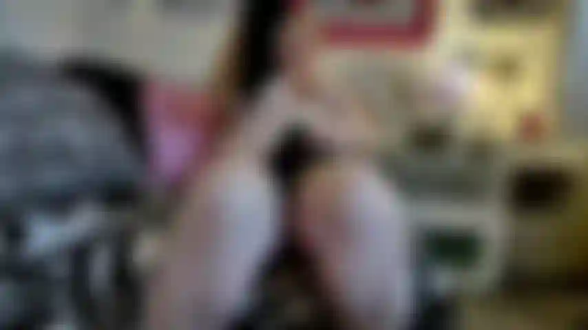 Dominação de envoltório de nylon. Observe enquanto eu deslizo em minha meia-calça preta e máscara de nylon preta dominando você, provocando você com meu corpo curvilíneo, pernas e pés longos de meia-calça e bunda brincando com minha buceta de nylon também. Conversa suja e quente. Fetiche por meia-calça e nylon.