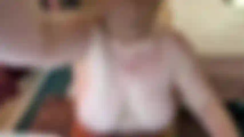 Meia-calça envolvente, me veja brincar com a meia e chupar seu pau enquanto você sente o nylon contra seu pau enquanto eu faço garganta profunda em você, vídeo quente para amantes de meia-calça e nylon.