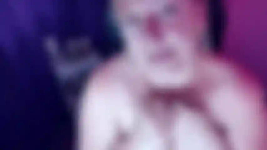 237. Deixa eu te provocar com meus enormes peitos naturais de milf, lambendo meus mamilos e brincando com meus seios enquanto te falo putaria até você gozar neles pra mim, vídeo quente para amantes de peitos.