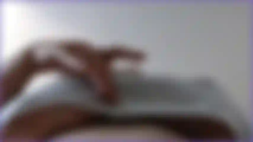 Exibindo meus grandes e enormes seios naturais de milf em uma camiseta e sem sutiã, mostrando os mamilos duros através do material sob os seios e balançando os seios, além de provocar você com meus peitos enormes.