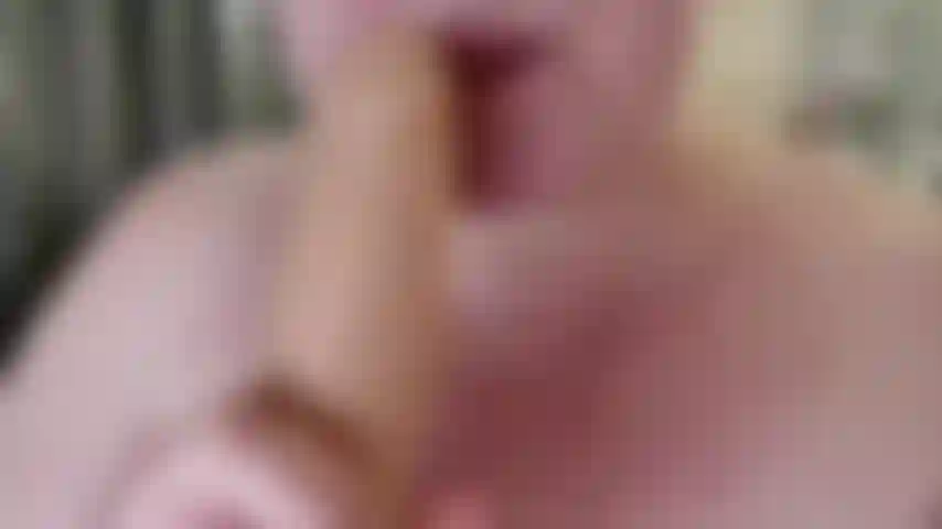 Língua longa provocando todo o seu pau e bolas. Veja este vídeo quente e provocante com conversa suja enquanto pego minha língua longa e enorme e lambo todo o seu pau e bolas.