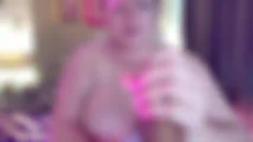 Acariciando seu pau com nylon por cima, querendo que você goze através dele para que eu possa chupar o esperma direto do seu pau coberto de nylon. Conversa quente e suja neste vídeo.