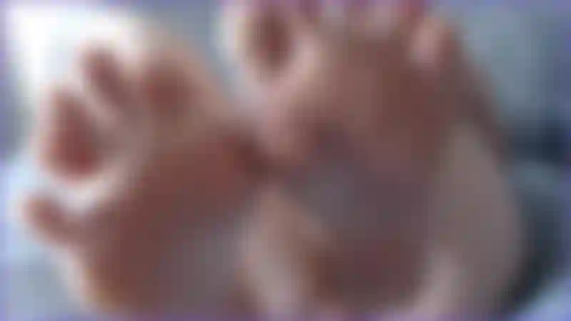 48. Me veja me dar prazer com meus pés no seu rosto. Quero que você lamba e chupe meus dedos dos pés enquanto eu brinco com minha buceta apertada e molhada.