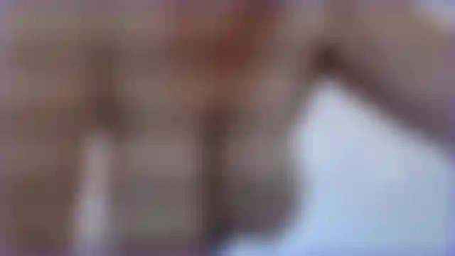 Vejo e ouço enquanto meus peitos grandes naturais flácidos ficam pendurados e tremem na vista frontal e lateral. Ouço-os bater e bater um no outro enquanto eu os balanço e os sacudo, vejo as estrias sensuais enquanto elas ficam tão quentes.