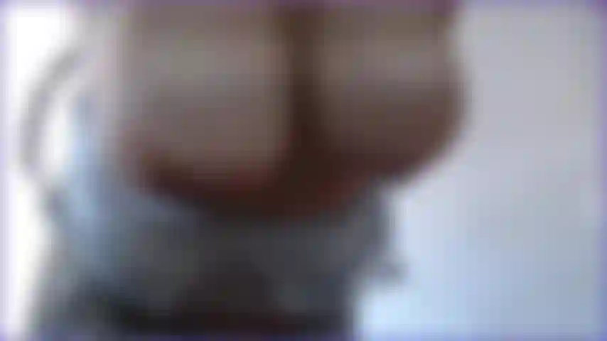 Vejo e ouço enquanto meus peitos grandes naturais flácidos ficam pendurados e tremem na vista frontal e lateral. Ouço-os bater e bater um no outro enquanto eu os balanço e os sacudo, vejo as estrias sensuais enquanto elas ficam tão quentes.