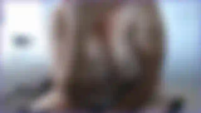 85. Eu estava tão puta com tesão que tive que me reclinar na cadeira e dar prazer à minha xoxotinha apertada. Veja meus peitos naturais de milf caídos balançando enquanto eu me masturbo, o ângulo e a visão são tão fodas, me ouça gemendo nele.