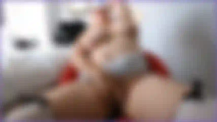 Estava com tanto tesão que tive que me recostar na cadeira e dar prazer à minha boceta apertada. Veja meus seios naturais flácidos pendurados enquanto eu toco a vista e o ângulo é tão quente, me ouça gemendo nele.