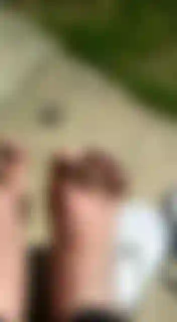 Pés fechados em chinelos para os fetichistas de pés submissos.