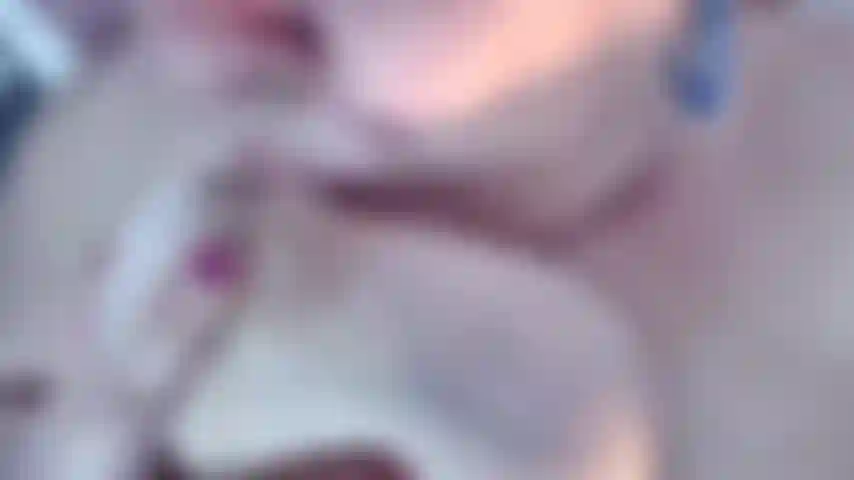 Chupando meus mamilos e dando prazer a eles, ouço meus gemidos enquanto eu os lambo e chupo vídeo quente para amantes de seios, todos seios naturais.