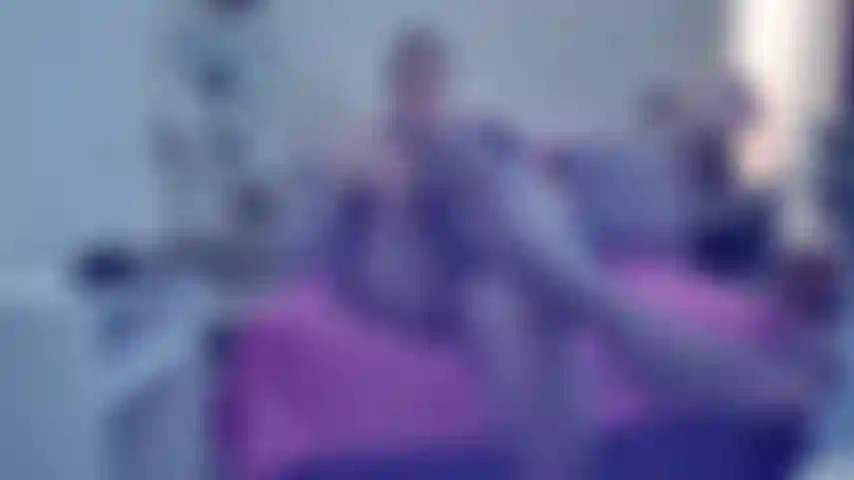175. Roleplay de madrasta em meias-calças, deixa eu te provocar com minhas longas pernas e pés cobertos de nylon, depois te provocar com minha buceta coberta de nylon rasgando o forro e fodendo sua rola querendo que você me engravide, papo sujo e quente, esse é um vídeo imperdível!