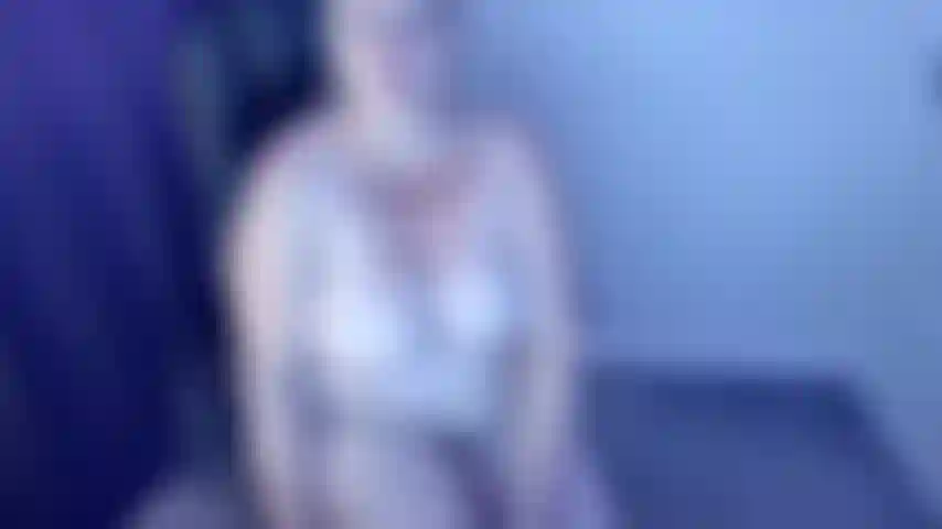 Provocadora de meia-calça, colocando essas meias-calças de náilon macio e sedoso e provocando você com minhas pernas longas, bunda e buceta nelas, também colocando uma máscara de náilon enquanto esfrego meu clitóris nelas e closes da minha bunda e buceta em náilon, vídeo quente para fetichistas de meia-calça.