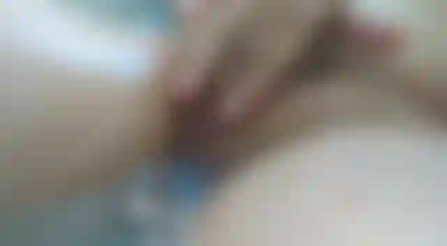 Neste vídeo estou de molho na banheira relaxando brincando com minha bucetinha molhada esfregando meu clitóris e esfregando minha bucetinha com os dedos me divertindo no banho. Venha me ver me divertir enquanto você aproveita :).