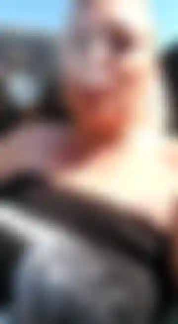 Gostosa e madura milf fumando lá fora, sem nudez, apenas fumando ao ar livre.