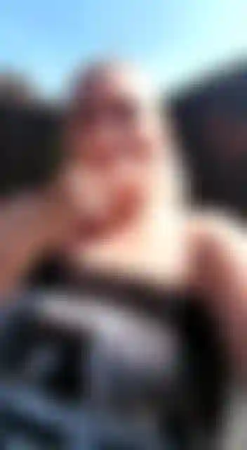 Gostosa e madura milf fumando lá fora, sem nudez, apenas fumando ao ar livre.