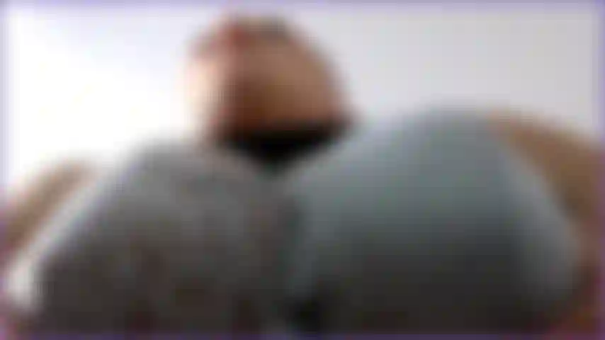 Veja meus seios em uma vista incrível e me veja cuspir em meus mamilos, deixando a umidade escorrer por todos os meus enormes seios naturais, vídeo quente.