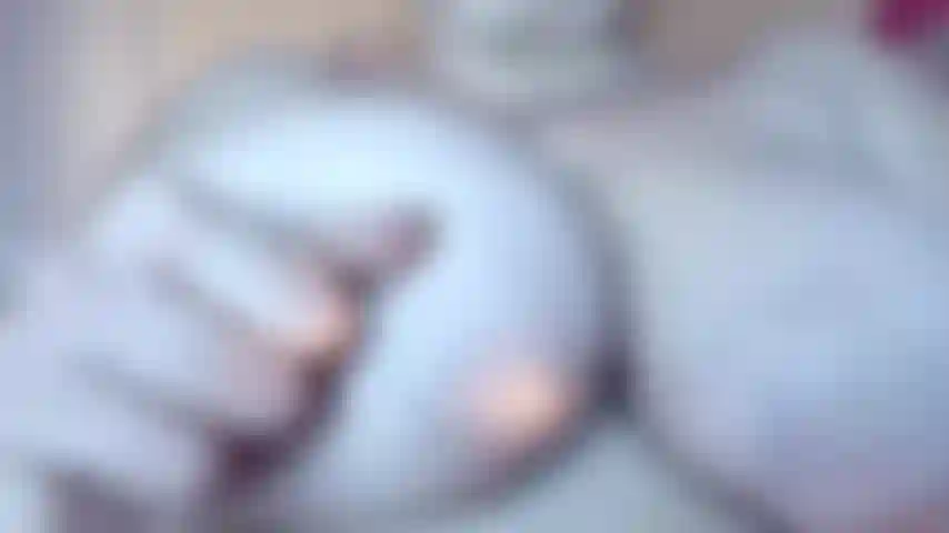 Peitos enormes e naturais de uma milf provocadora, veja como eu provoco você, falando sacanagem, provocando você com meus enormes peitos naturais de uma milf, reproduza também um vídeo quente para amantes de peitos naturais.