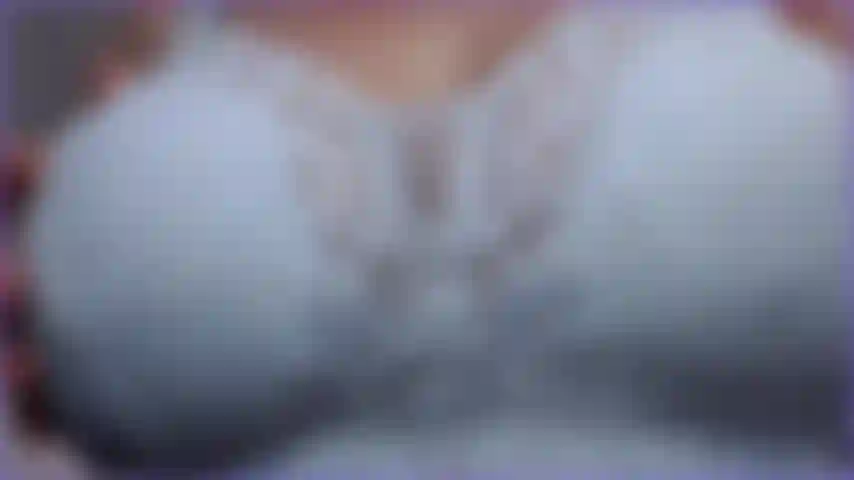 Brincadeira gostosa com cuspe vídeo muito sexy para amantes de tetas.