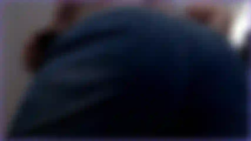 Provocadora de bunda em jeans e tanga.