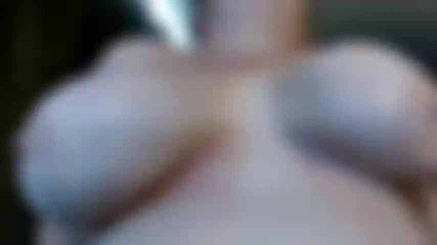 310. Peitos naturais caídos, balançando e saltitantes, punheta no seu pau com meus enormes peitos caídos de milf e goza tudo por cima deles pra mim, eu os balanço e os faço quicar deixando seu pau extremamente duro e te fazendo gozar neles pra mim enquanto seu esperma escorre por eles.