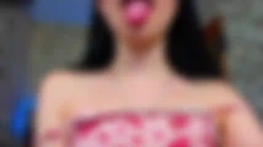 Lambendo os dedos com saliva.