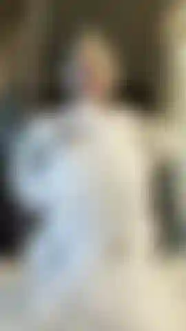 Delícia de banho de espuma! Espirrando e esfregando bolhas para ver meu corpo espirrando salpicos.