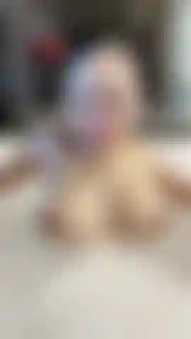 Molhada e escorregadia espirrando e acariciando na banheira.