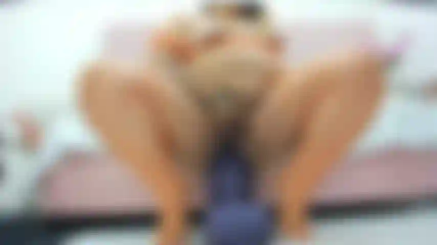 Um enorme brinquedo roxo me deixou louca!