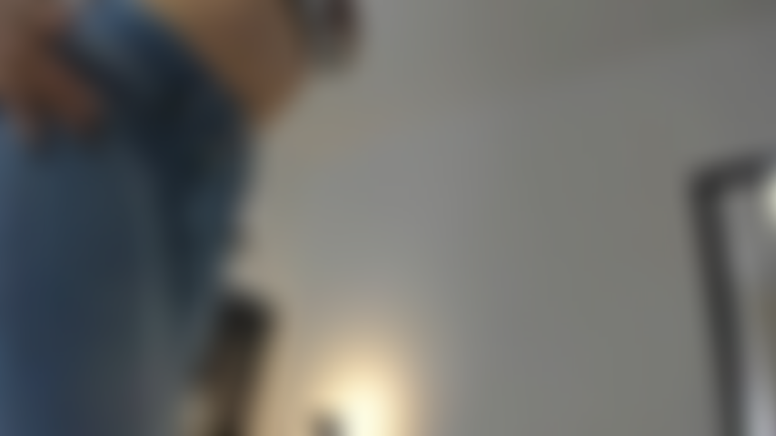 Tirando minha calça jeans.