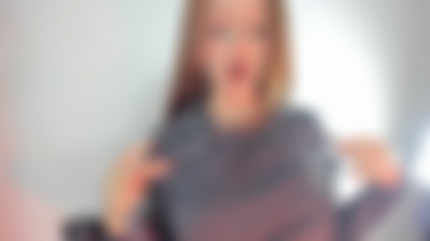 Uma garota gótica brincando com meus peitos.