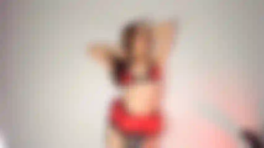 Provocando você em lingerie vermelha.