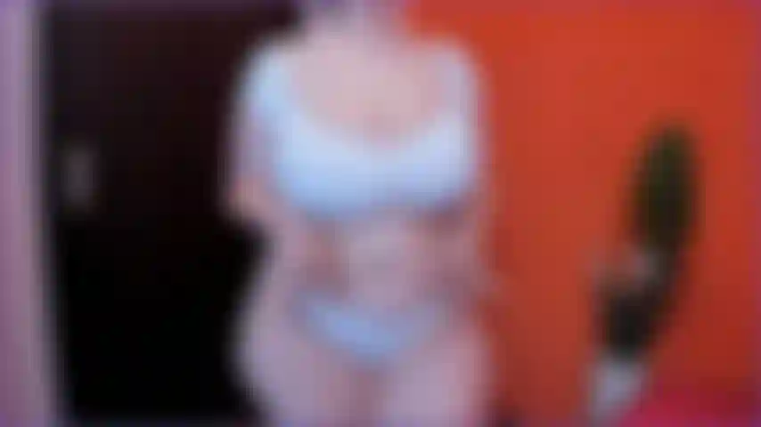 Cavalgando no sofá novo.