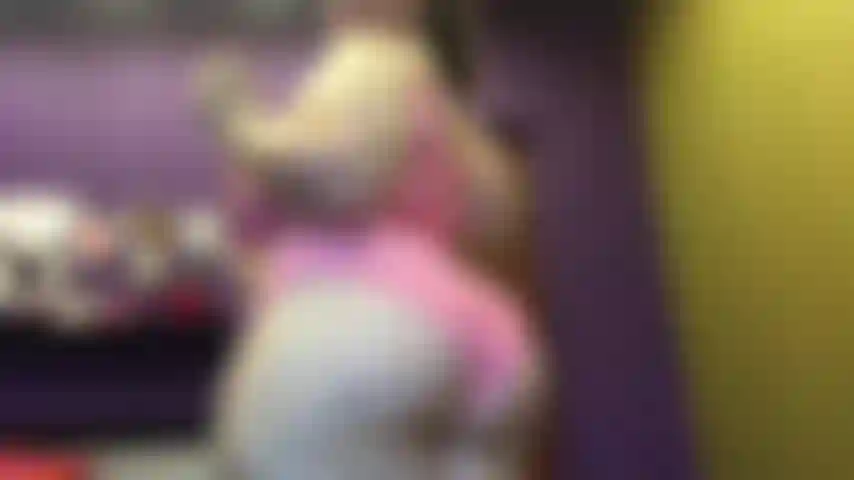 Me apertando em um maiô tamanho m - então consegui me espremer em um maiô tamanho m e não fica nada mal, você ama meu corpo grande e carnudo e adora me ver vestir roupas menores.