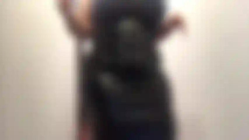 Amando meu corpo grande nesta saia de couro e espartilho.