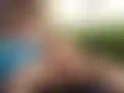 Do lado de fora da pequena piscina no meu quintal tentando pegar um bronzeado, mas então fico com tanto tesão que preciso me obrigar a gozar.