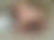 Você gostaria de estar ao meu lado nesta cama grande, mas como você não, eu brinco comigo mesma e me forço a gozar com tanta força.