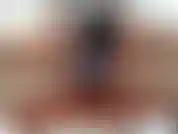 Sentada na cadeira dando uma bela vista das minhas pernas grossas e minha linda calcinha de algodão, veja-me provocar minha boceta enquanto você gostaria de poder usar sua língua para fazer isso!