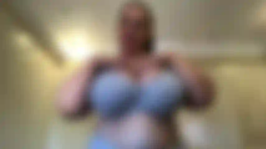 Acaricie para m0mmy eu vi o jeito que você olha para mim e como você fica duro ao olhar para o meu decote, então prepare-se para uma provocação quente, m0mmy vai fazer você gozar com força.