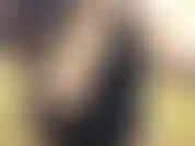 Deixando meus peitos caírem debaixo da camisa.